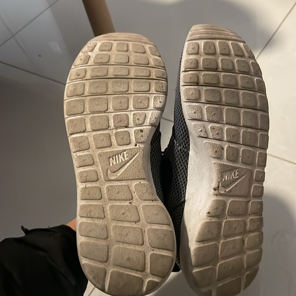 Nike athletic shoes - Picture 4 of 5